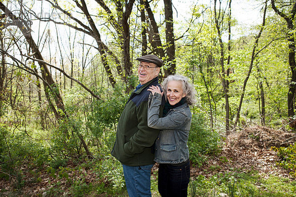 Senior Couple standing together in Wald  Porträt