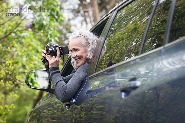 Senior Woman fotografiert Man Auto