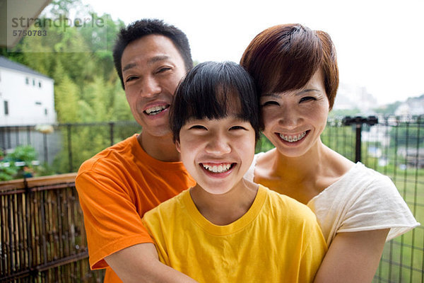 Portrait of a happy Family Außenaufnahme
