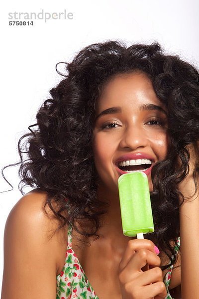 Junge Frau isst grünes Eis  Porträt