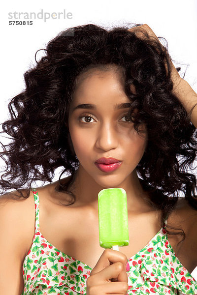 Young Woman eating grün Popsicle  Porträt