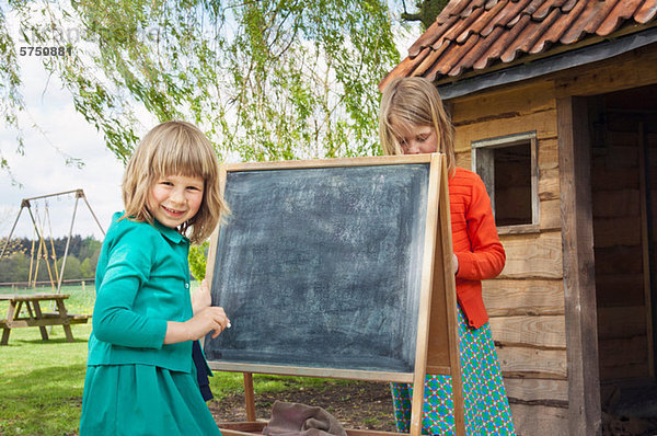 Außenaufnahme 2 Mädchen Schreibtafel Tafel freie Natur