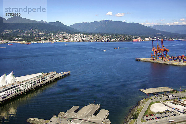 Blick auf North Vancouver mit Restaurant Five Sails  Kanada
