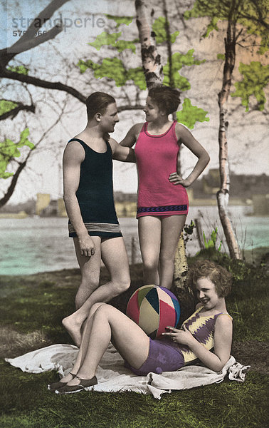 Historische Aufnahme von einem Mann und zwei Frauen an einem See