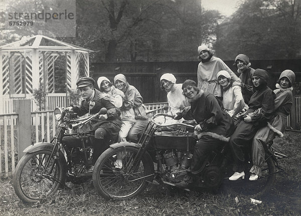 sitzend Mensch Fotografie Menschen Geschichte jung Motorrad