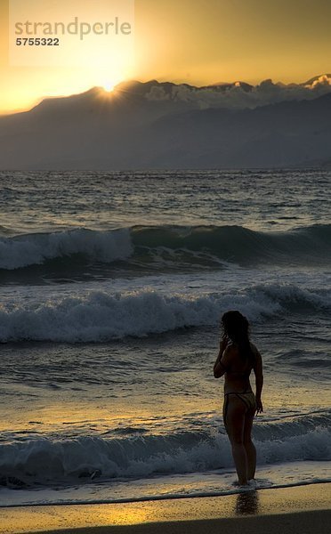 Frau am Strand  Plakias  Kreta  Griechenland  Europa