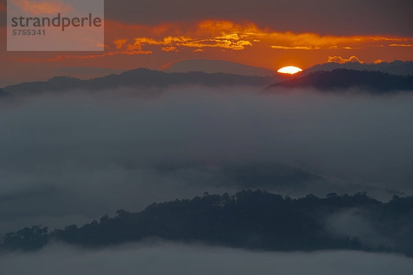 Sonnenaufgang  Nebel im Tal  Ban Tha Ton oder Thaton  Nordthailand  Thailand  Asien