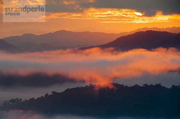 Sonnenaufgang  Nebel im Tal  Ban Tha Ton oder Thaton  Nordthailand  Thailand  Asien