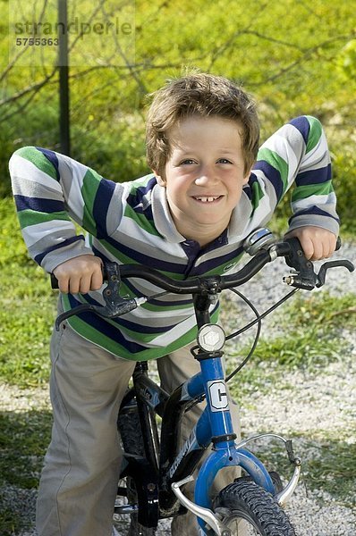 Junge mit dem Fahrrad