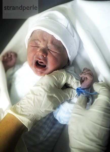 Neugeborenes männliches Baby weint