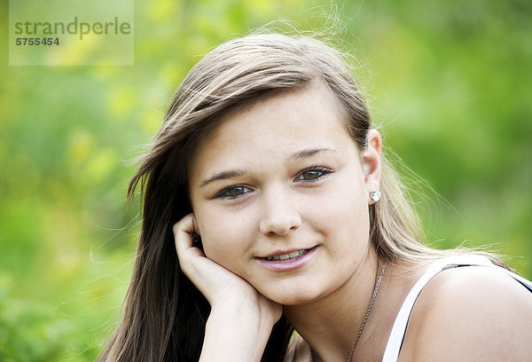 14jähriges  lächelndes Mädchen  Portrait