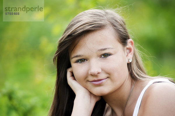 14jähriges  lächelndes Mädchen  Portrait