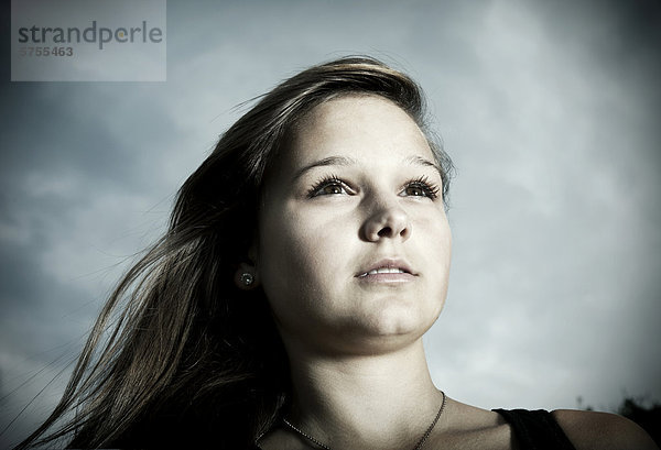 14jähriges Mädchen vor Wolkenhimmel  Portrait