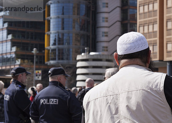 Salafisten  Polizei  Koranverteilung  14.04.2012  Potsdamer Platz  Berlin  Deutschland  Europa