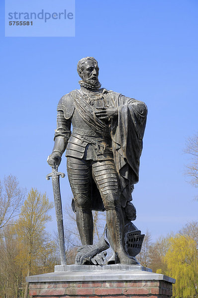 Statue von Lamoral Graf von Egmont oder Egmond  Nordholland  Niederlande  Europa