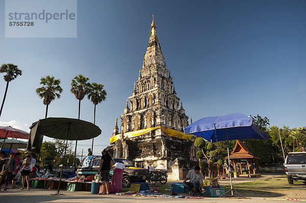 Ungewöhnliche quadratische Pagode oder Chedi  Wat Chedi Liam und Markt  restaurierte Siedlung Wiang Kum Kam  Chiang Mai  Nordthailand  Thailand  Asien