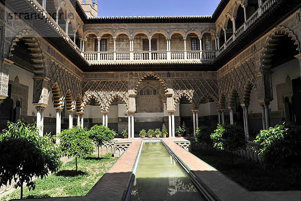 Patio de Monteria  Innenhof  Alcazar  mittelalterlicher Königspalast  Real Alcazar  Unesco-Weltkulturerbe  in Sevilla  Andalusien  Spanien  Europa
