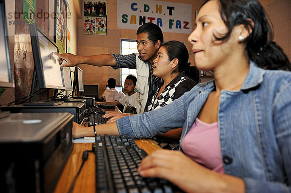 Informatikunterricht  Schule Escuela Ceiba  Armenviertel Lomas de Santa Faz  Guatemala Stadt  Guatemala  Mittelamerika
