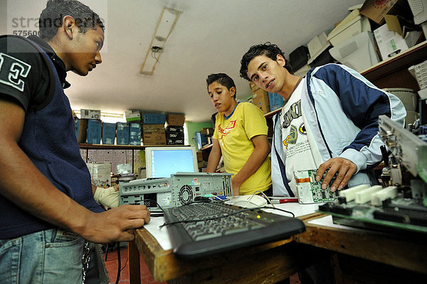 Jugendliche  ehemalige Mitglieder von Jugendbanden  Maras  und Auftragskiller  lernen in der Berufsschule Parque Technologico Ceiba  wie man aus gebrauchten Komponenten einen funktionierenden Computer zusammenstellt  Zona 1  Guatemala Stadt  Guatemala  Mittelamerika