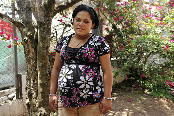 Jugendliche  17 Jahre  schwanger  Armenviertel Lomas de Santa Faz  Guatemala Stadt  Guatemala  Mittelamerika