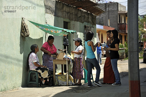 Verkaufsstand auf der Straße  Armenviertel El Mesquital  Guatemala Stadt  Guatemala  Mittelamerika