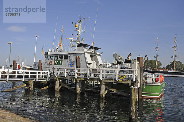 Bootsssteg  Zollschiff  Travemünde  Lübecker Bucht  Schleswig-Holstein  Deutschland  Europa