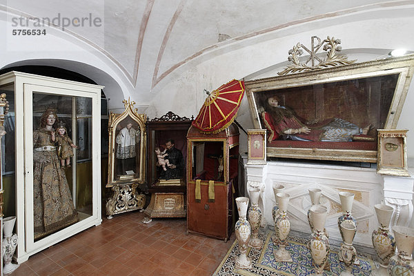 Ausstellung von historischen Heiligenfiguren  Kloster San Michele  Insel Procida  Golf von Neapel  Kampanien  Süditalien  Italien  Europa