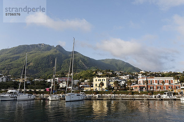 Lacco Ameno  Blick auf Monte Epomeo  Insel Ischia  Golf von Neapel  Kampanien  Süditalien  Italien  Europa