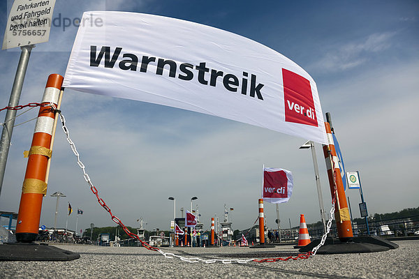 Transparent und Fahne der Gewerkschaft Verdi  die auf einen Warnstreik an der Fährstation des Hafens hinweisen  Travemünde  Schleswig-Holstein  Deutschland  Europa