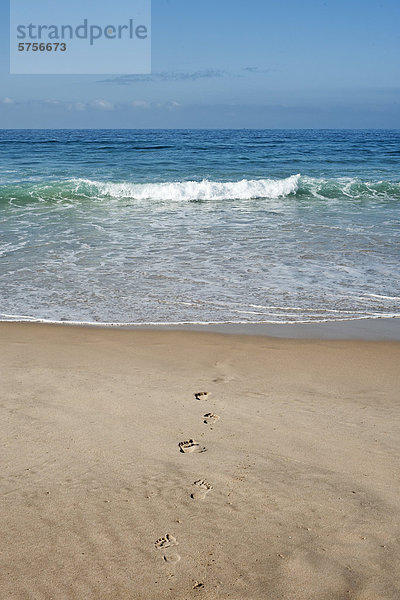 Fußspuren im Sand am Strand von Bolonia bei Tarifa  Andalusien  Spanien  Europa
