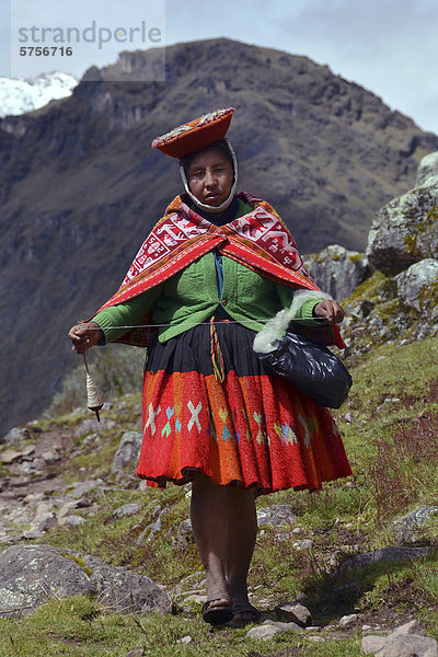 Indiofrau in Tracht mit Spindel  bei Cusco  Peru  Anden  Südamerika
