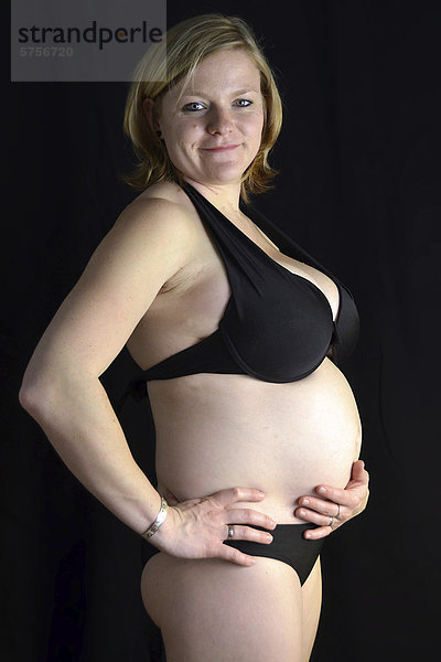 Schwangere Frau in Unterwäsche