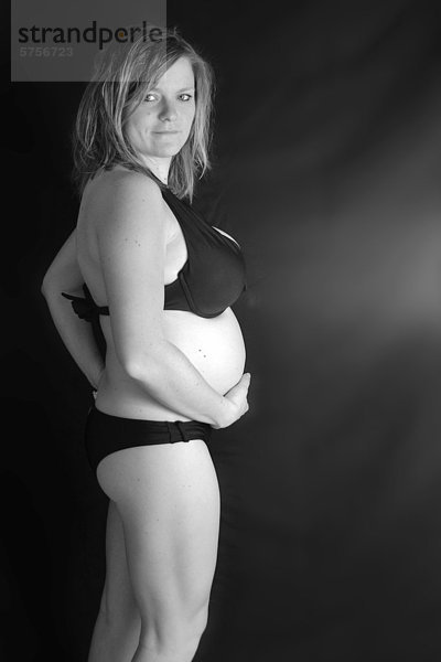 Schwangere Frau in Unterwäsche