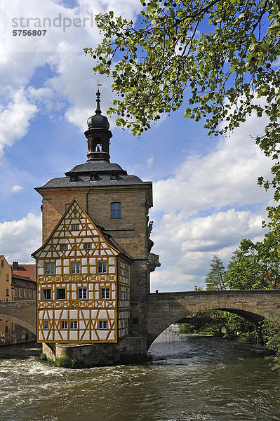 Das Alte Rathaus  zwischen 1461 und 1467 in der heutigen Form in die Regnitz gebaut  rechts und links die Obere Brücke  Obere Brücke 1  Bamberg  Oberfranken  Bayern  Deutschland  Europa