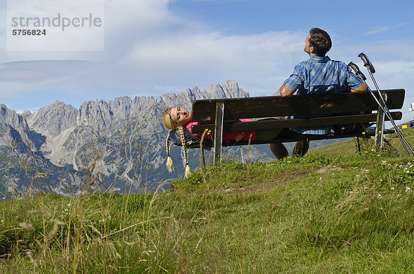 Wanderer rastet auf dem Hartkaiser mit Blick auf Wilder Kaiser  Tirol  Österreich  Europa