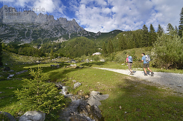 Wanderer steigen von der Wochenbrunner Alm zur Gaudeamushütte  Ellmau  Going  Wilder Kaiser  Tirol  Österreich  Europa
