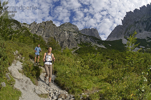Wanderer beim Abstieg von der Gruttenhütte  Karlspitze  Ellmauer Tor  Wilder Kaiser  Tirol  Österreich  Europa