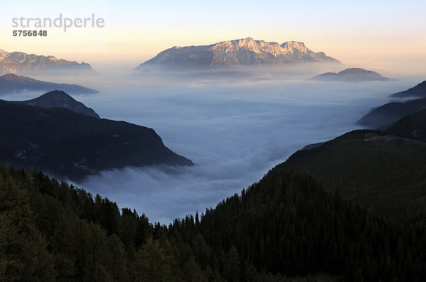 Nebel über dem Königssee  Blick vom Feuerpalven auf den Untersberg  Berchtesgadener Land  Oberbayern  Bayern  Deutschland  Europa