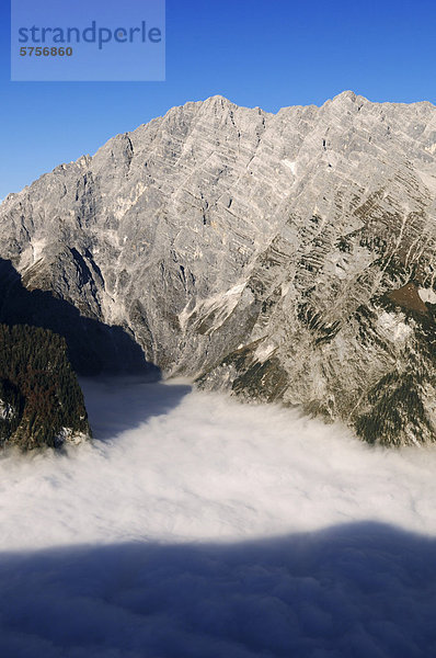 Blick vom Feuerpalven auf den nebelverhangenen Königssee und die Watzmann-Ostwand  Berchtesgadener Land  Oberbayern  Bayern  Deutschland  Europa