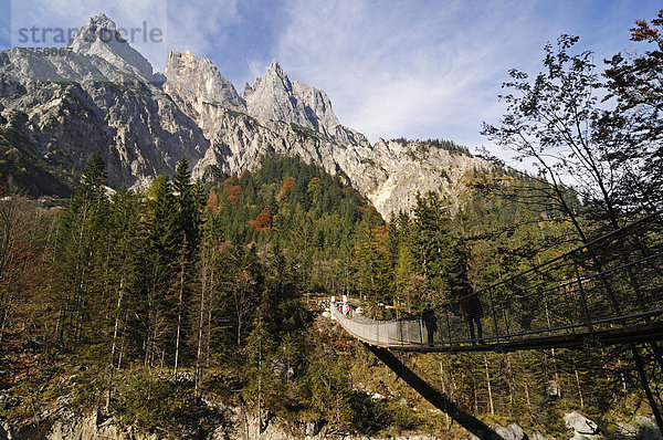 Wanderer in der Ramsau  im Klausbachtal vor den Mühlsturzhörnern  Berchtesgadener Land  Oberbayern  Bayern  Deutschland  Europa