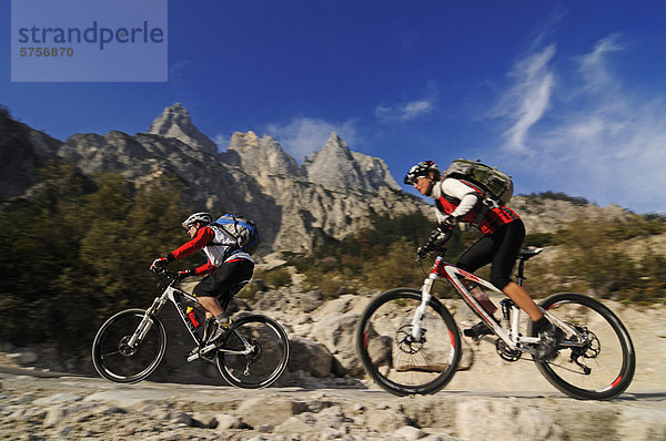 Mountainbiker in der Ramsau  im Klausbachtal vor den Mühlsturzhörnern  Berchtesgadener Land  Oberbayern  Bayern  Deutschland  Europa