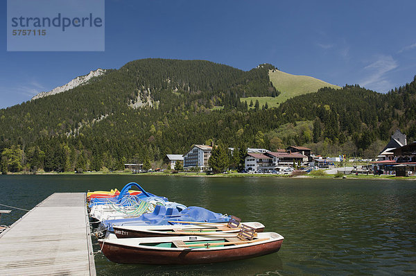 Ruderboote am Spitzingsee  Mangfallgebirge  Bayerische Alpen  Oberbayern  Bayern  Deutschland  Europa