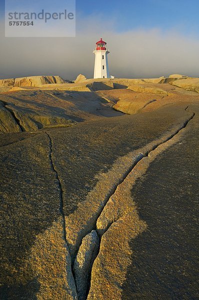 Leuchtturm und Granit Felsformationen  Peggys Cove  Nova Scotia  Kanada.