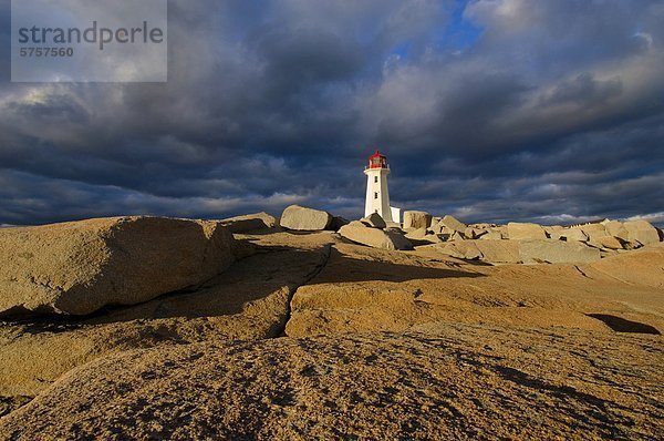 Leuchtturm und Granit-Formationen. Peggys Cove  Nova Scotia  Kanada.