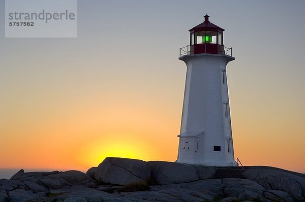 Peggys Cove Leuchtturm bei Sonnenuntergang  Nova Scotia  Kanada.