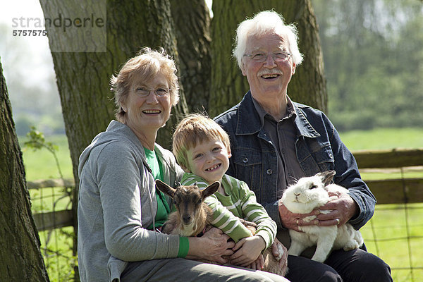 Großeltern mit Enkel im Kinderbauernhof  Wilhelmsburg  Hamburg  Deutschland  Europa