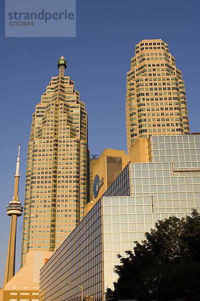Innenstadt mit CN Tower hinter hohen Aufstieg BCE Bürotürmen  Toronto  Ontario  Kanada.