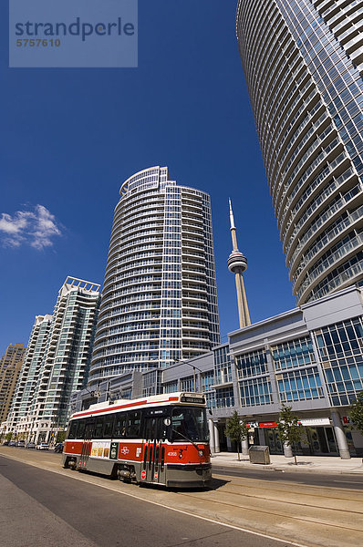 Waterfront Condominium Gebäude und Transit Straßenbahn  Toronto  Ontario  Kanada.