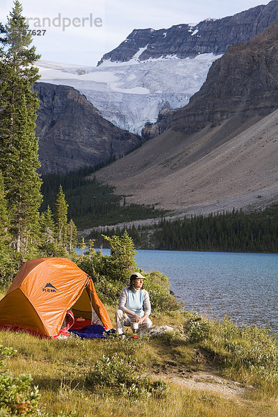 eine Frau  camping  Bow See  Banff Nationalpark  Alberta  Kanada.