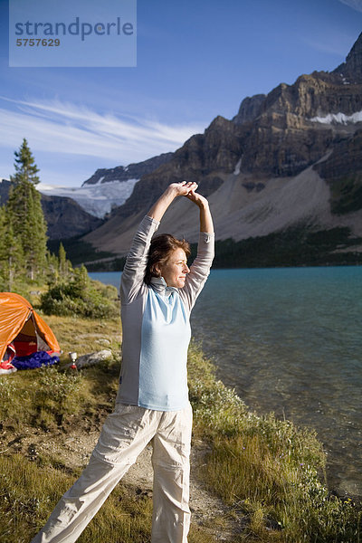 eine Frau tut Yoga  Bow Lake  Banff Nationalpark  Alberta  Kanada.
